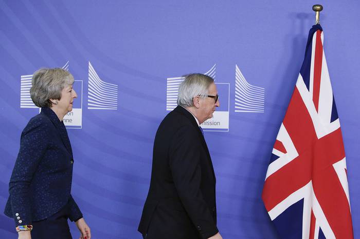 Theresa May, primera ministra británica, y Jean-Claude Juncker, presidente de la Comisión Europea, antes de una reunión sobre Brexit, ayer, en Bruselas.

 · Foto: Aris Oikonomou