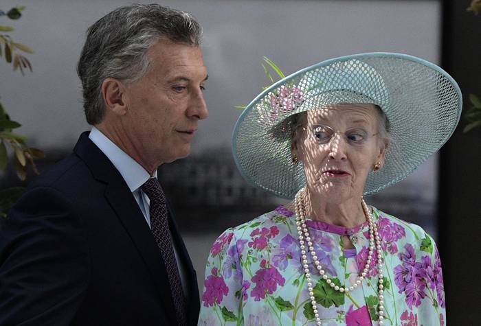 Mauricio Macri, presidente de Argentina, y la reina Margrethe II de Dinamarca, ayer, en la Casa Rosada, en Buenos Aires. · Foto: Juan Mabromata,  AFP
