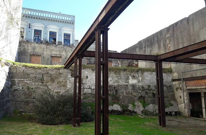 Foto principal del artículo 'Cosechar la pared: el proyecto Muralla Verde busca levantar huertas verticales en estructuras que recreen la antigua muralla de la Ciudadela'