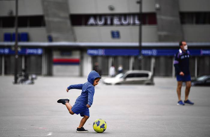Acceso al estadio Parque de los Príncipes, en el 43º día de encierro destinado a detener la propagación de la pandemia de covid-19, en París, Francia.  · Foto: Franck Fife, AFP