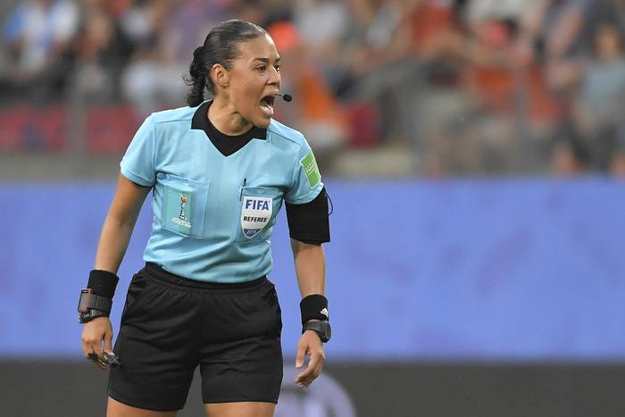 La árbitro brasileña Edina Alves Batista, durante el partido Holanda- Japón, en la Copa del Mundo Francia 2019, en el estadio Roazhon Park, en Reenes.  · Foto: Loic Venance, AFP