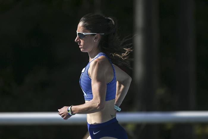 María Pía Fernández corriendo los 1500 metros, en la pista de atletismo Darwin Piñeyrúa. (archivo, mayo de 2021) · Foto: Ernesto Ryan