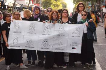 Integrantes del Encuentro de Feministas Diversas con una pancarta bordada en alusión a las mujeres desaparecidas, durante la marcha del 8M. Foto: Gabriela Mathieu Integrantes del Encuentro de Feministas Diversas con una pancarta bordada en alusión a las mujeres desaparecidas, durante la marcha del 8M. Foto: Gabriela Mathieu