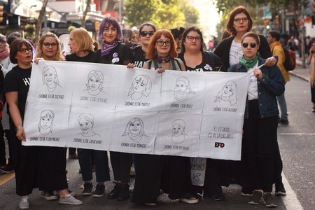 Integrantes del Encuentro de Feministas Diversas con una pancarta bordada en alusión a las mujeres desaparecidas, durante la marcha del 8M. Foto: Gabriela Mathieu Integrantes del Encuentro de Feministas Diversas con una pancarta bordada en alusión a las mujeres desaparecidas, durante la marcha del 8M. Foto: Gabriela Mathieu