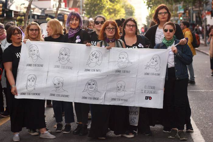 Integrantes del Encuentro de Feministas Diversas con una pancarta bordada en alusión a las mujeres desaparecidas, durante la marcha del 8 de marzo de este año. Foto: Gabriela Mathieu