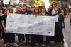 Integrantes del Encuentro de Feministas Diversas con una pancarta bordada en alusión a las mujeres desaparecidas, durante la marcha del 8M. Foto: Gabriela Mathieu Integrantes del Encuentro de Feministas Diversas con una pancarta bordada en alusión a las mujeres desaparecidas, durante la marcha del 8M. Foto: Gabriela Mathieu