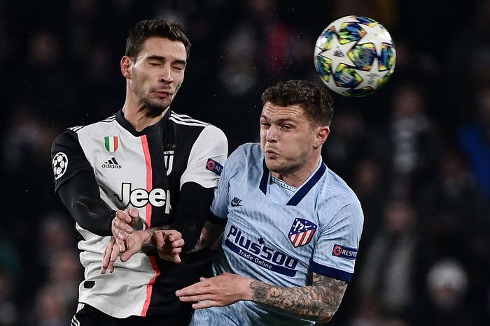 Mattia De Sciglio, de la Juventus, y Kieran Trippier, del Atlético de Madrid, ayer, en el estadio Juventus Allianz, en Turín. 
 · Foto: Marco Bertorello, AFP