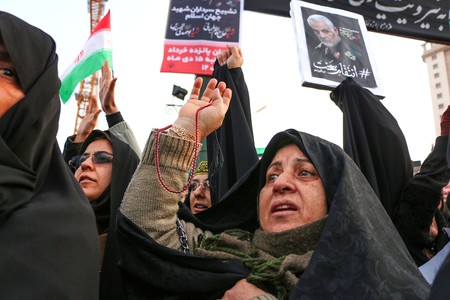 Movilización rendir homenaje al general Qasem Soleimani, entre otros, asesinados en un ataque estadounidense en Bagdad.
Foto: Hadis Faghiri, Agencia de Noticias Fars de Irán, AFP
Movilización rendir homenaje al general Qasem Soleimani, entre otros, asesinados en un ataque estadounidense en Bagdad.
Foto: Hadis Faghiri, Agencia de Noticias Fars de Irán, AFP