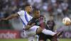 Hugo Magallanes, de Cerro Largo, y Leandro Benegas, de Palestino de Chile, en el estadio Domingo Burgueño, en Maldonado. · Foto: Dante Fernández, AFP Hugo Magallanes, de Cerro Largo, y Leandro Benegas, de Palestino de Chile, en el estadio Domingo Burgueño, en Maldonado. · Foto: Dante Fernández, AFP