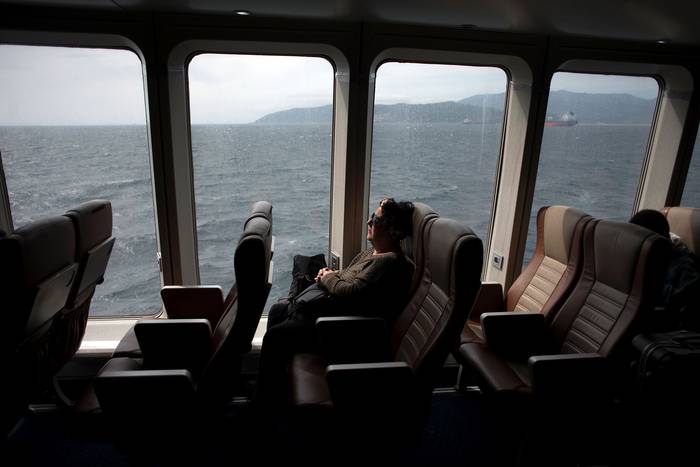Ferry en el puerto de Algeciras, España, mientras que Marruecos suspendió los enlaces aéreos y marítimos con Francia y España.
 · Foto: Jorge Guerrero / AFP