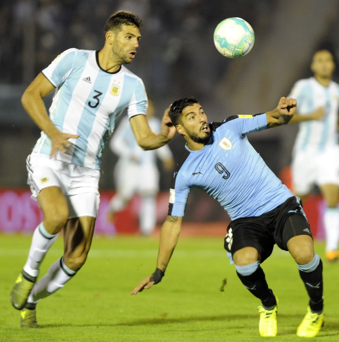 Federico Fazio, de Argentina, y Luis Suárez, de Uruguay, el 31 de agosto de 2017, en el estadio Centenario. · Foto: Pablo Vignali