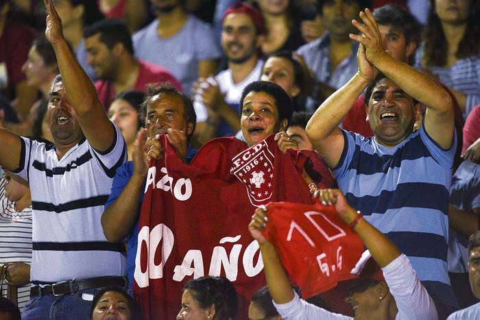 Hinchas de Durazno en el partido de revancha de las finales de la 15ª Copa Nacional de Selecciones, con Lavalleja, el 31 de marzo, en el estadio Silvestre Octavio Landoni, en Durazno. · Foto: Fernando Morán