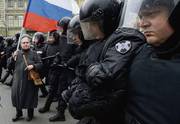 Policía antidisturbios bloquea un área durante una manifestación convocada por el líder opositor Alexei Navalny, el sábado, en San Petersburgo.
