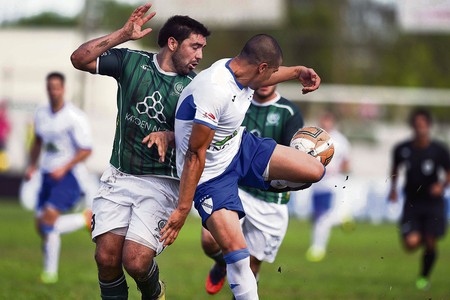 Pablo Belarmino, de Juventud Unida, de Libertad e Ignacio Schneider, de Porongos, de Trinidad, por la Copa Nacional de Clubes, divisional A, el domingo, en Libertad.
· Foto: Fernando Morán Pablo Belarmino, de Juventud Unida, de Libertad e Ignacio Schneider, de Porongos, de Trinidad, por la Copa Nacional de Clubes, divisional A, el domingo, en Libertad.
· Foto: Fernando Morán