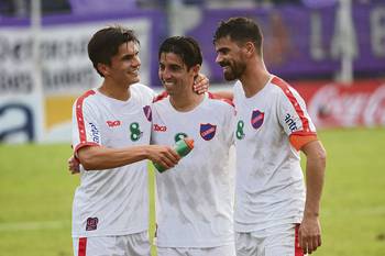 Emiliano Techera, Matías Pérez y Santiago Barboza, de Atenas, al final del partido con Defensor Sporting, ayer, en el estadio Luis Franzini. Emiliano Techera, Matías Pérez y Santiago Barboza, de Atenas, al final del partido con Defensor Sporting, ayer, en el estadio Luis Franzini.