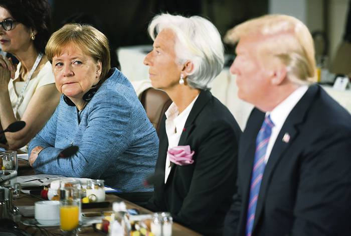 Angela Merkel, canciller alemana, Christine Lagarde, directora gerente del Fondo Monetario Internacional, y Donald Trump, presidente estadounidense, durante un desayuno de trabajo en la Cumbre del G7, en la ciudad de Quebec, Canadá.  
 · Foto: Leon Neal