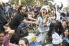 Hinchas argentinos festejan cuando Marcos Rojo anotó el segundo gol a Nigeria, ayer, en una pantalla en la plaza San Martín de Buenos Aires. Hinchas argentinos festejan cuando Marcos Rojo anotó el segundo gol a Nigeria, ayer, en una pantalla en la plaza San Martín de Buenos Aires.