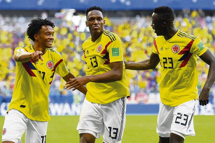 Los colombianos Juan Cuadrado, Yerry Mina y Davinson Sánchez festejan el gol a Senegal, ayer, en Samara.
 · Foto: Manan Vatsyayana