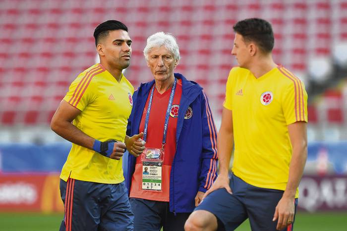 Radamel Falcao, José Pékerman y Santiago Arias durante un entrenamiento de la selección de Colombia, ayer, en el Spartak Stadium de Moscú.
 · Foto: Francisco Leong, Afp