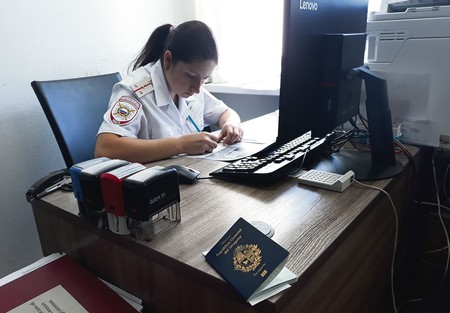 Trámite de recuperación de la tarjeta de migraciones, ayer, en Moscú. · Foto: Sandro Pereyra Trámite de recuperación de la tarjeta de migraciones, ayer, en Moscú. · Foto: Sandro Pereyra