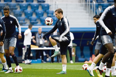 Antoine Griezmann, de Francia, durante un entrenamiento, ayer, en el estadio de San Petersburgo.
· Foto: Christophe Simon Antoine Griezmann, de Francia, durante un entrenamiento, ayer, en el estadio de San Petersburgo.
· Foto: Christophe Simon