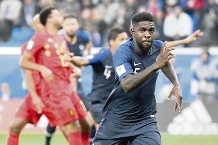 El defensa de Francia Samuel Umtiti festeja el gol a Bélgica, ayer, en el estadio de San Petersburgo. · Foto: Christophe Simon El defensa de Francia Samuel Umtiti festeja el gol a Bélgica, ayer, en el estadio de San Petersburgo. · Foto: Christophe Simon