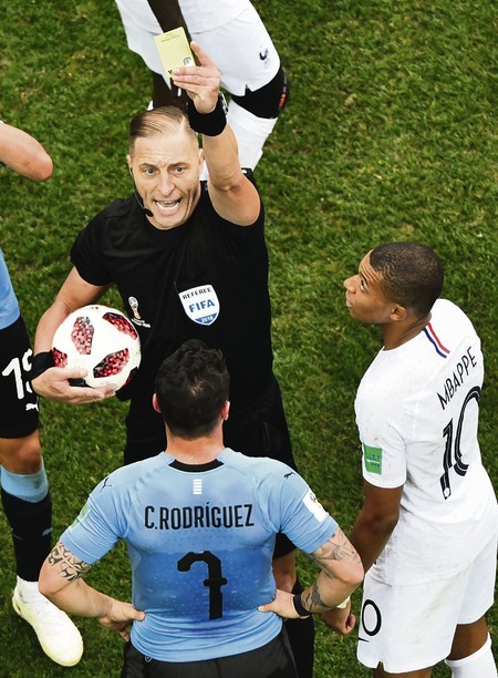 El árbitro argentino Néstor Pitana, durante el partido entre Uruguay y Francia en el estadio Nizhni Nóvgorod.
· Foto: Antonin Thuillier, AFP El árbitro argentino Néstor Pitana, durante el partido entre Uruguay y Francia en el estadio Nizhni Nóvgorod.
· Foto: Antonin Thuillier, AFP