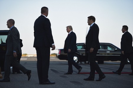 Donald Trump (cent.), ayer, al llegar al aeropuerto de Helsinki.
· Foto: Brendan Smialowski Donald Trump (cent.), ayer, al llegar al aeropuerto de Helsinki.
· Foto: Brendan Smialowski