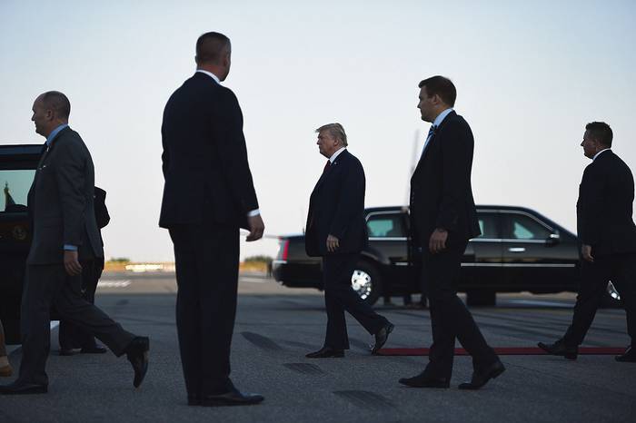 Donald Trump (cent.), ayer, al llegar al aeropuerto de Helsinki.
 · Foto: Brendan Smialowski