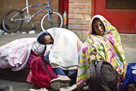 Venezolanos descansan en el puente internacional Rumichaca, en Ipiales, Colombia, en la frontera con Ecuador.
· Foto: Rodrigo Buendía, Afp Venezolanos descansan en el puente internacional Rumichaca, en Ipiales, Colombia, en la frontera con Ecuador.
· Foto: Rodrigo Buendía, Afp