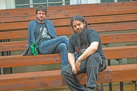 Cristian Pirovano y Fernando Romanazzo, en la facultad de Artes. · Foto: Pablo Vignali Cristian Pirovano y Fernando Romanazzo, en la facultad de Artes. · Foto: Pablo Vignali