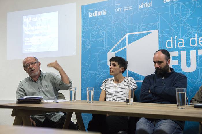 Arnaldo Gomensoro, Valentina Prego y Marcos Etcheverría, el viernes, en La Diaria. · Foto: Andrés Cuenca