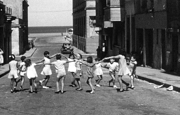 "Juegos y rondas tradicionales del Uruguay", (Ayestarán, Handler, Hintz, 1966). Fondo Fotográfico ICUR/DMTC - Archivo General de la Universidad de la República. 