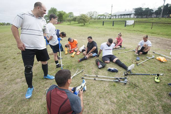 Entrenamiento de la selección nacional de fútbol de amputados, el jueves, en canchas del Ejército. · Foto: Federico Gutiérrez