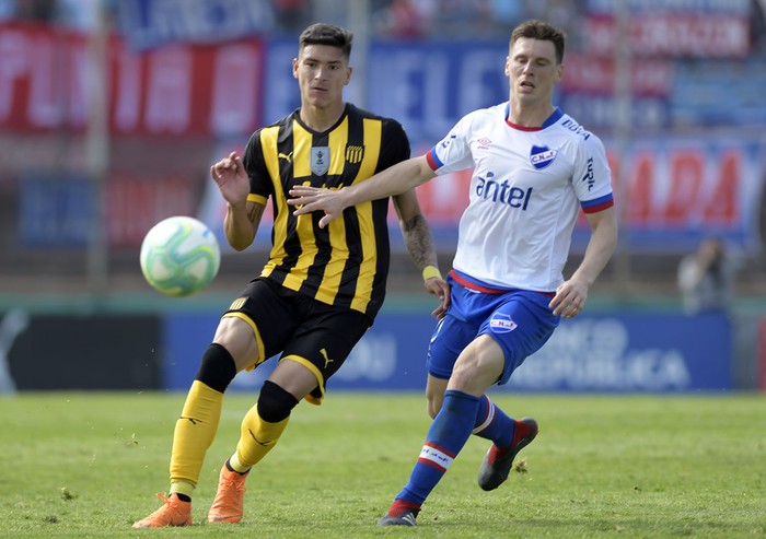 Darwin Núnez, de Peñarol, y Sebastián Romero, de Nacional, en el último clásico. · Foto: Sandro Pereyra Darwin Núnez, de Peñarol, y Sebastián Romero, de Nacional, en el último clásico. · Foto: Sandro Pereyra