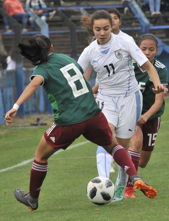 Ximena Ríos de Mexico y Esperanza Pizarro de Uruguay, en partido amistoso Sub 17, el 2 de noviembre. · Foto: Federico Gutiérrez
