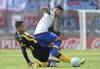 Gabriel Fernández, de Peñarol, y Brian Ocampo, de Nacional, el 20 de octubre, en el estadio Centenario. · Foto: Sandro Pereyra Gabriel Fernández, de Peñarol, y Brian Ocampo, de Nacional, el 20 de octubre, en el estadio Centenario. · Foto: Sandro Pereyra