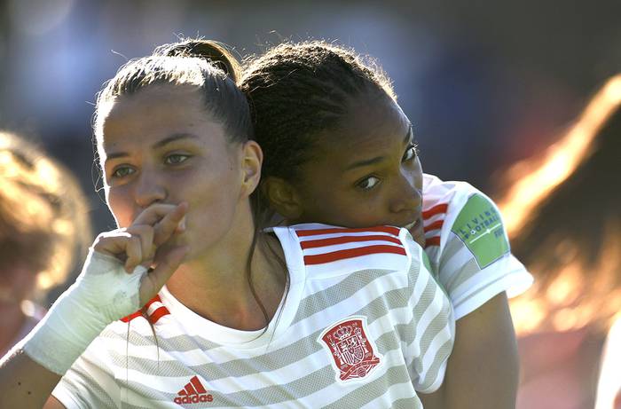 Claudia Pina y Salma Paralluelo, de España, festejan un gol a Corea del Sur en un partido por la Copa Mundial Femenina sub 17 Uruguay 2018, ayer, en el estadio Charrúa. · Foto: Fernando Morán