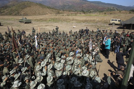 Nicolás Maduro habla a las tropas durante los ejercicios militares de ayer, en Fort Paramacay, Naguanagua, estado de Carabobo, Venezuela.
· Foto: Marcelo García, Palacio de Miraflores, efe Nicolás Maduro habla a las tropas durante los ejercicios militares de ayer, en Fort Paramacay, Naguanagua, estado de Carabobo, Venezuela.
· Foto: Marcelo García, Palacio de Miraflores, efe