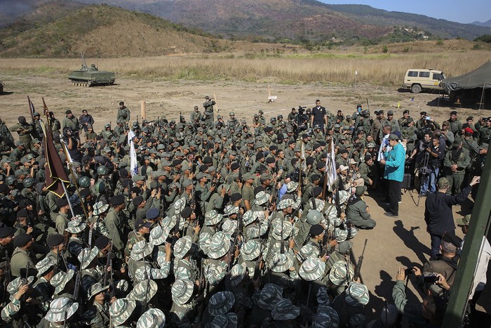 Nicolás Maduro habla a las tropas durante los ejercicios militares de ayer, en Fort Paramacay, Naguanagua, estado de Carabobo, Venezuela.

 · Foto: Marcelo García, Palacio de Miraflores, efe