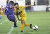 Martín Correa, de Defensor Sporting, y Matías Oyola, de Barcelona, ayer, en el estadio Franzini. Martín Correa, de Defensor Sporting, y Matías Oyola, de Barcelona, ayer, en el estadio Franzini.