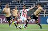 Alison y Felipe Aguilar, de Santos, y Facundo Ospitaleche (c), de River Plate, ayer, en el estadio Franzini. Alison y Felipe Aguilar, de Santos, y Facundo Ospitaleche (c), de River Plate, ayer, en el estadio Franzini.