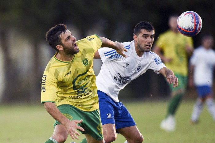 Christian Martín Higuimaran, de Canelones del Este, y Robert Alejandro Machado, de Zona Oeste, el 17 de febrero, en el estadio Emilio López López, en Pando. · Foto: Fernando Morán Christian Martín Higuimaran, de Canelones del Este, y Robert Alejandro Machado, de Zona Oeste, el 17 de febrero, en el estadio Emilio López López, en Pando. · Foto: Fernando Morán