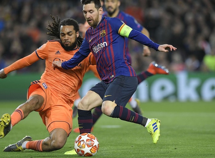 Lionel Messi, del Barcelona, y Jason Denayer del Olympique Lyonnais, ayer, en el estadio Camp Nou, en Barcelona. · Foto: Lluis Gene