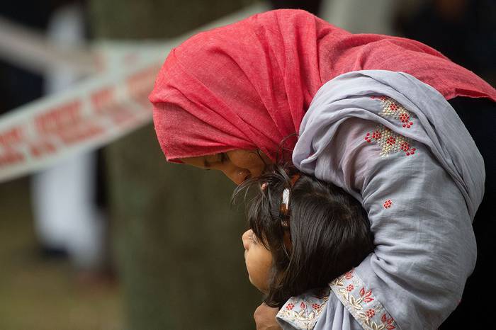 Una mujer musulmana y su hijo, ayer, frente a la mezquita de Dean Street.

 · Foto: Marty Melville / AFP