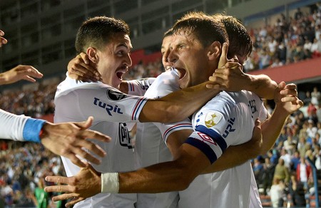 Gonzalo Bergessio (d), celebra su gol con sus compañeros de Nacional, luego de anotar contra Zamora de Venezuela, anoche, en el Gran Parque Central. · Foto: Miguel Rojo, AFP Gonzalo Bergessio (d), celebra su gol con sus compañeros de Nacional, luego de anotar contra Zamora de Venezuela, anoche, en el Gran Parque Central. · Foto: Miguel Rojo, AFP