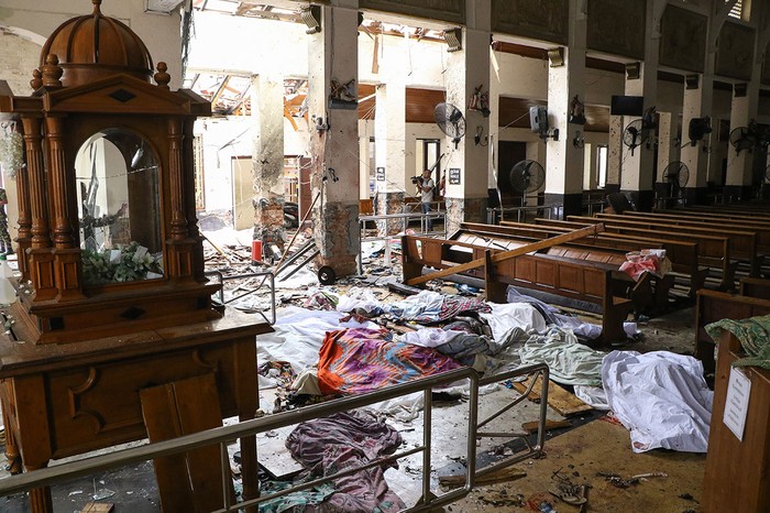 Cuerpos entre los escombros en el Santuario de San Antonio, después de una explosión en la iglesia de Kochchikade en Colombo, Sri Lanka.
 · Foto: Ishara S. Kodikara, AFP