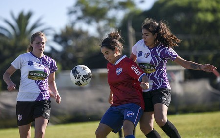 Juliana Castro, de Nacional, entre Rocío Alloza y Jessie Airala, de Canelones Fénix, el domingo, en el Complejo Keguay, en Toledo. · Foto: Fernando Morán Juliana Castro, de Nacional, entre Rocío Alloza y Jessie Airala, de Canelones Fénix, el domingo, en el Complejo Keguay, en Toledo. · Foto: Fernando Morán