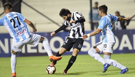 Federico Alonso, de Cerro (c), y Rodrigo Pastorini, y Rodrigo Andrés Izquierdo, de Cerro, el 23 de mayo, por la Sudamericana, en el Parque Alfredo Víctor Viera. · Foto: Fernando Morán Federico Alonso, de Cerro (c), y Rodrigo Pastorini, y Rodrigo Andrés Izquierdo, de Cerro, el 23 de mayo, por la Sudamericana, en el Parque Alfredo Víctor Viera. · Foto: Fernando Morán