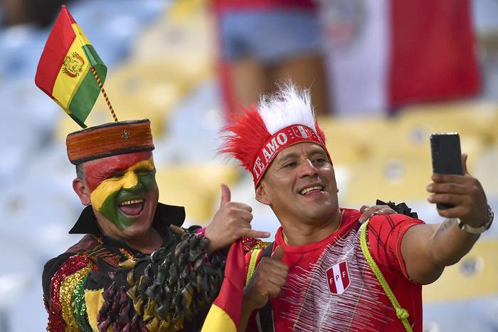 Un boliviano y un peruano, antes del partido de Copa América, ayer, en el Estadio Maracaná de Río de Janeiro.

 · Foto: Pedro Ugarte, AFP